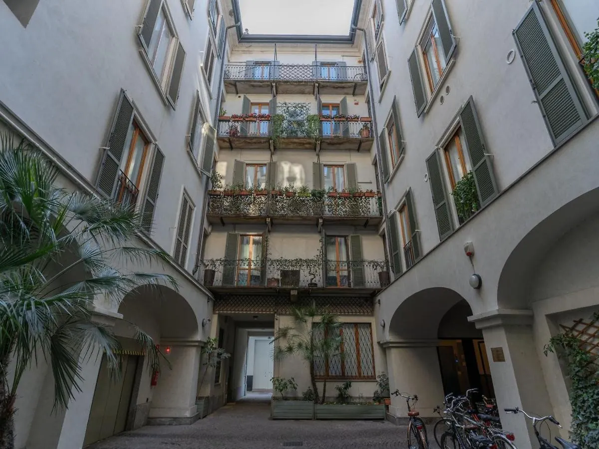 The Best Rent - Gorgeous Two-Bedroom Apartment In Porta Nuova District Милан