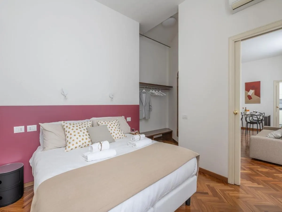 The Best Rent - Gorgeous Two-Bedroom Apartment In Porta Nuova District Милан